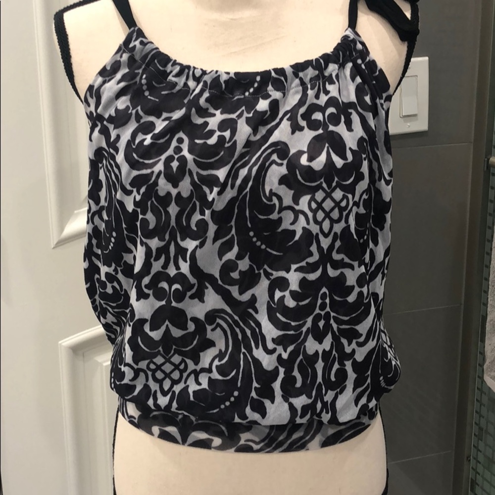 EUC super cute White House Black Market top